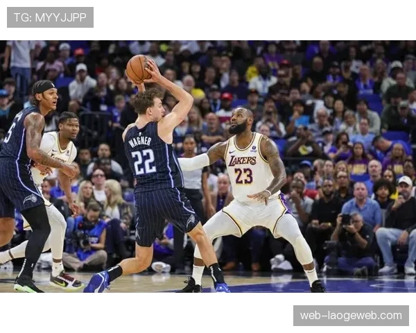 特写：詹姆斯跨越全场的长传，准确找到快下的戴维斯完成暴扣